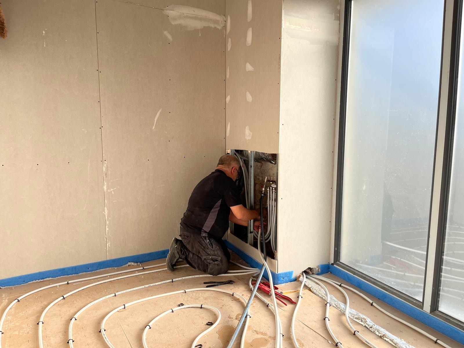 Technicien CHAUFF H installant une pompe à chaleur